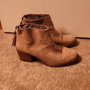 Toms Women's "Leila" Tan Suede Embossed Oxford Ankle Boots Size 10